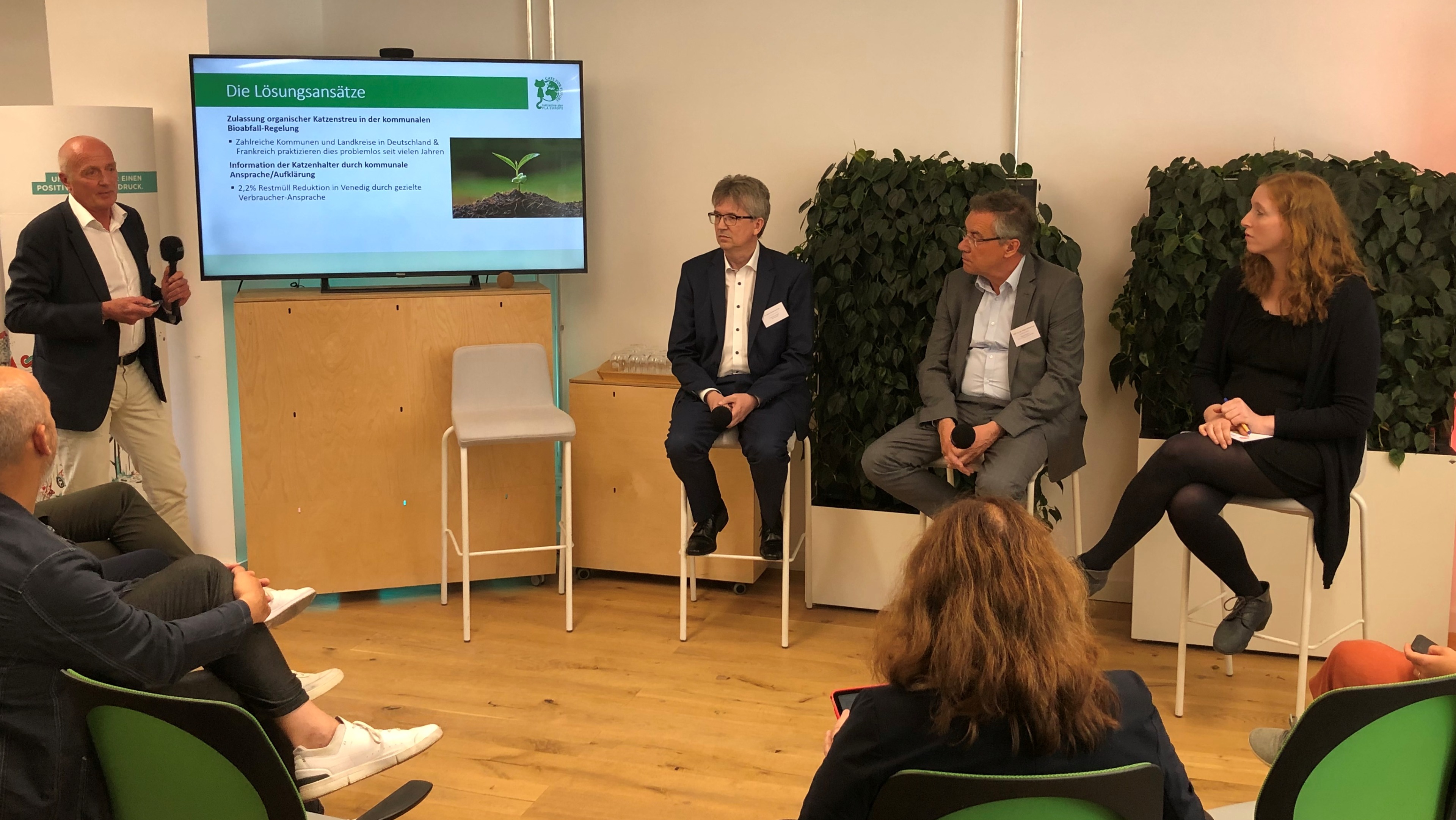v.li.n.re.: Michael Behnke  (Repräsentant der Plant Litter Association – PLA- in Deutschland) , Dr. Hans Georg Brendle (Research & Development Manager des Streu-Herstellers JRS Petcare), Aloys Oechtering (Geschäftsführer Remondis SmartRec und Bereichsleiter Organische Abfälle, Biomasse und Bioenergie der Unternehmensgruppe Remondis), Nora Sophie Griefahn (Geschäftsführender Vorstand C2C NGO)