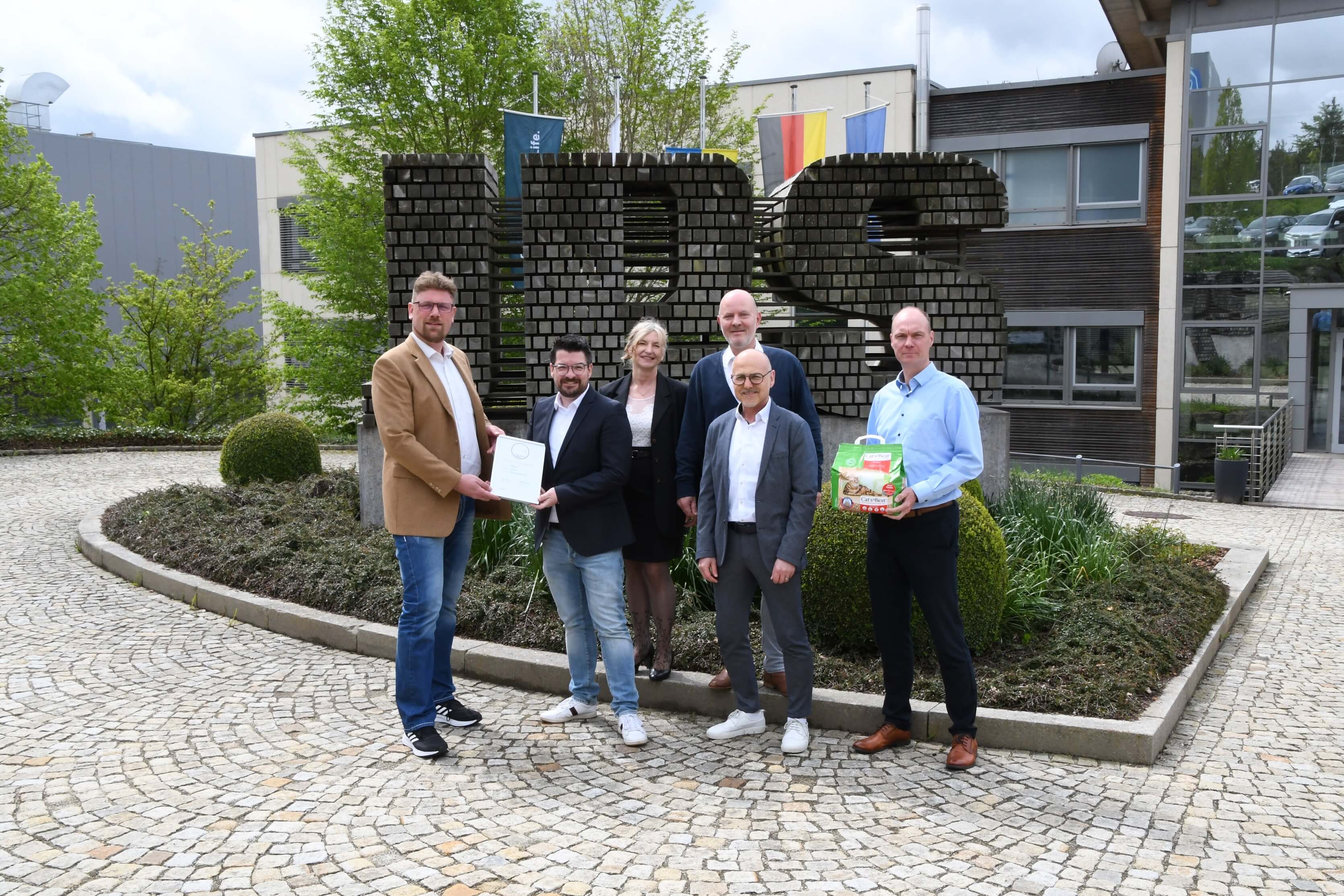 Urkundenübergabe Top-Marke 2023 v.l.n.r.: Patrick Köble, Head of Sales JRS Petcare; Michael Forst, LZ Medien; Silvia Erbrich, Head of Marketing JRS Petcare; Jochen Winkler, Brandmanagement JRS Petcare; Elmar Schmid, Geschäftsführer JRS Petcare; Volker Bierhoff, Key Account Manager GER/ A/ CH