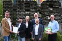 Urkundenübergabe Top-Marke 2023 v.l.n.r.: Patrick Köble, Head of Sales JRS Petcare; Michael Forst, LZ Medien; Silvia Erbrich, Head of Marketing JRS Petcare; Jochen Winkler, Brandmanagement JRS Petcare; Elmar Schmid, Geschäftsführer JRS Petcare; Volker Bierhoff, Key Account Manager GER/ A/ CH